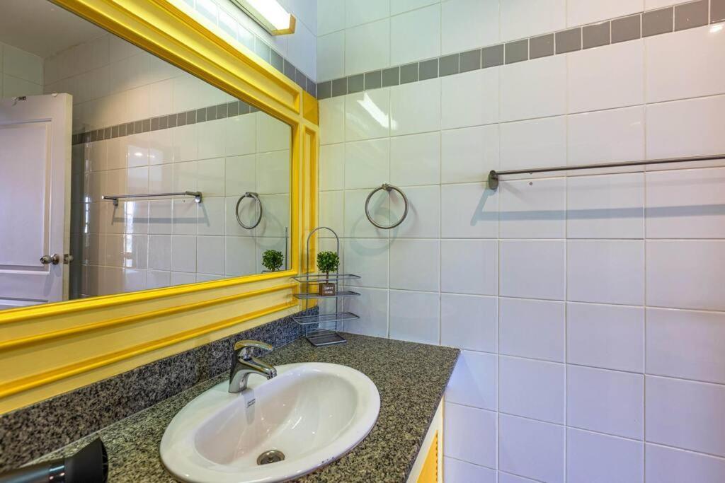4 Bedroom Townhouse In Great Location! HHQ Buitenkant foto