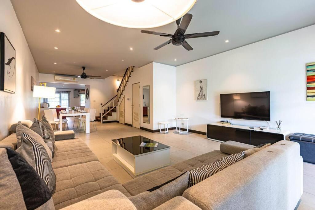 4 Bedroom Townhouse In Great Location! HHQ Buitenkant foto